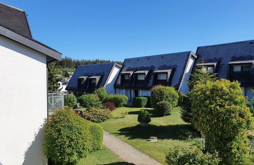 Schoenwald Apartment | Studio 'Schwarzwaldblick F with Pool App 3' with Balcony and Wi-Fi