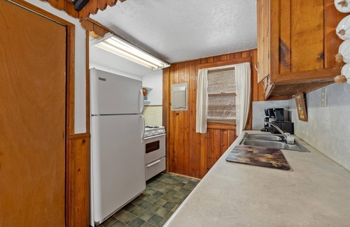 Rapid City Apartment | Studio Deluxe Cabin Thirty Minutes to Mt Rushmore - In Rapid City On Canyon Lake Thirty Minutes from Mt Rushmore