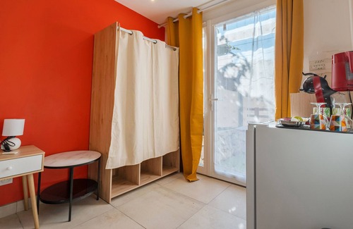 Lambesc Apartment | Studio "Dolce Vita 2" with Shared Pool, Private Terrace and Air Conditioning