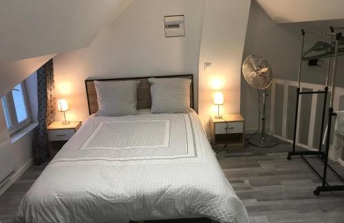 Stains House | Studio Douche WC Cuisine, 10km de Paris, 2km métro