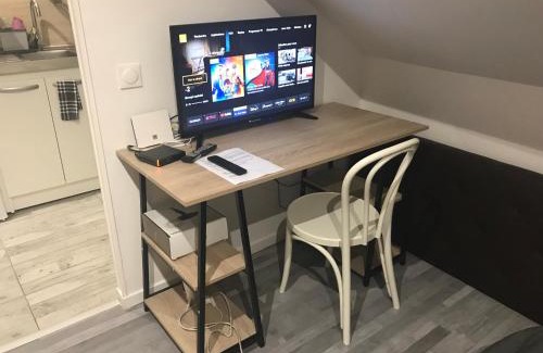 Stains House | Studio Douche WC Cuisine, 10km de Paris, 2km métro