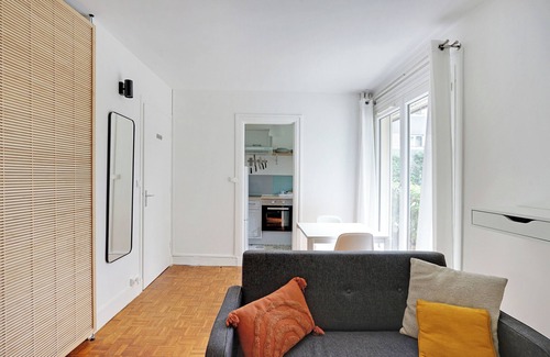 Quartier de la Roquette Apartment | Studio Dumas - Charonne, by B'Your Home