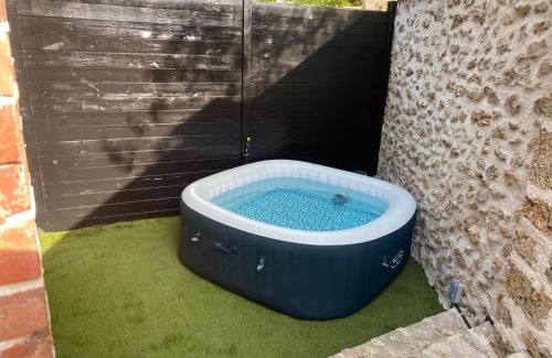 Bonnelles House | Studio duplex avec spa et cour privée