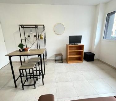 Centre ville - Urbanistes Apartment | Studio en plein cœur de Fougères avec parking privée