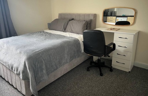 Forest Fields Apartment | Studio Flat 7, Private Shower & WC With Kitchenette
