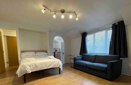 Hatfield Apartment | Studio Flat - Free Parking, 5 Mins Walk To Station