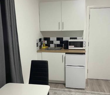 Tottenham Green Apartment | Studio flat private bathroom wc and kitchenette