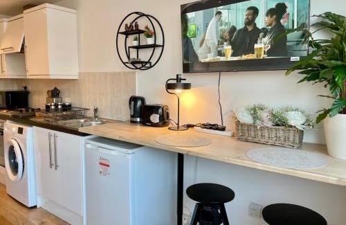 Andover Apartment | Studio Flat with Parking Off High St