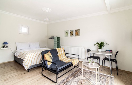 Istanbul City Center Apartment | Studio Flat with Terrace in Balat, Fatih