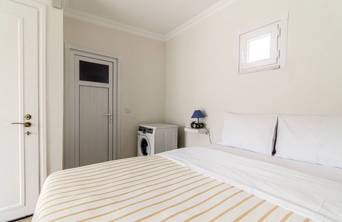 Istanbul City Center Apartment | Studio Flat with Terrace in Balat, Fatih