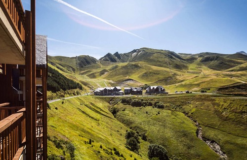 Peyragudes Apartment | Studio for 4 with balcony 400m from slopes, free shuttle, ski-in/ski-out, Spassio included