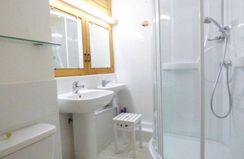 Arette Apartment | Studio for 4 with balcony, at the foot of the slopes, free parking, elevator