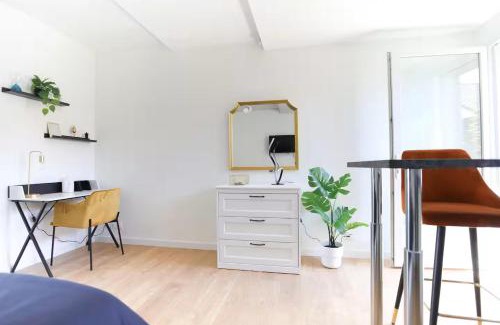 Saint-Sebastien-sur-Loire Apartment | Studio calme avec extérieur et entrée autonome