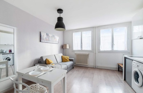 Feuillat Desgenettes Apartment | Studio Grigio - Welkeys