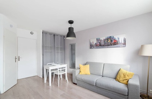 Feuillat Desgenettes Apartment | Studio Grigio - Welkeys