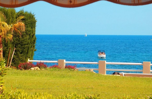 Boulouris-sur-Mer Apartment | studio ground floor- loggia- sea view- feet in the water
