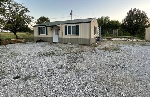 Clinton House | Studio guest house just outside Clinton. Close to Katy trail.,