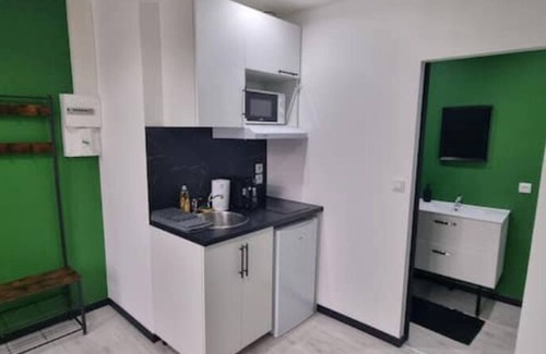 Saint-Quentin Apartment | Studio Hibiscus Tout Confort, Rénové