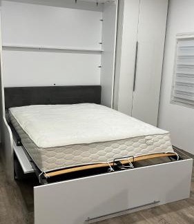 La Fare-les-Oliviers Apartment | Studio in a local home