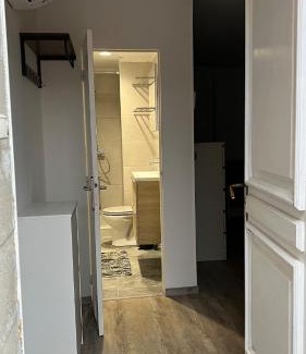 La Fare-les-Oliviers Apartment | Studio in a local home