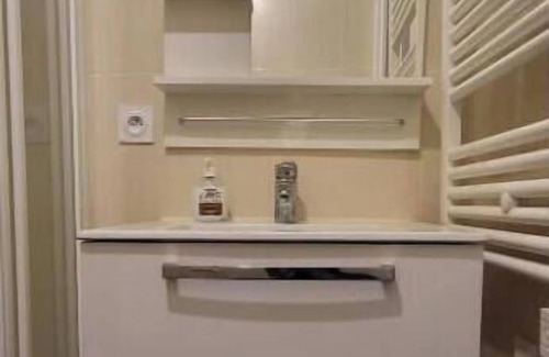 Jonage Apartment | Studio in a house with swimming pool.
