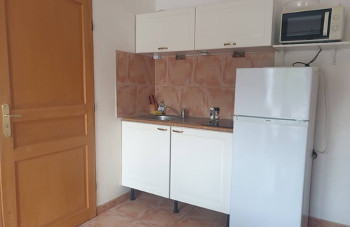 Pierrefeu-du-Var Apartment | Studio in a vineyard