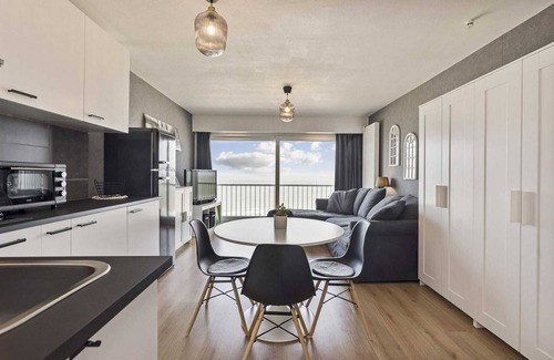 Blankenberge Apartment | Studio in Blankenberge with Sea Views