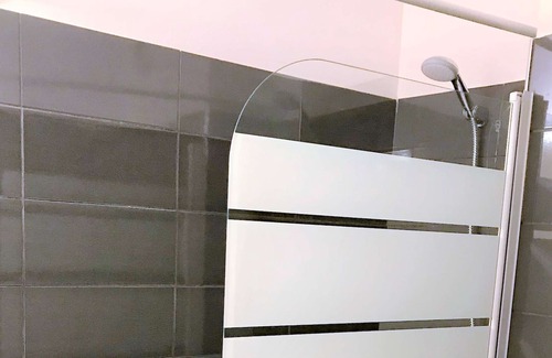 Saint Genes Apartment | Studio in chic neighborhoods (number 1)