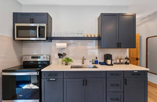 Black Mountain Apartment | Studio in DT Black MTN Walk to food!