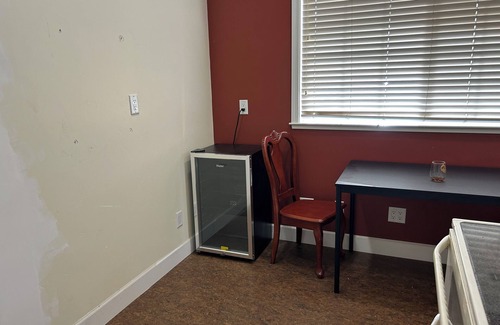 Southeastern Sacramento Apartment | Studio in East Sacramento. Walking distance to groceries, restaurants
