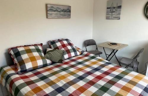 Aubagne Apartment | Studio indépendant, piscine & jardin en centre-ville