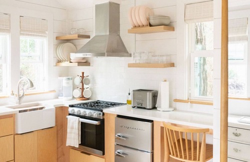 Seagrove Beach Cottage | Studio Juan: Seagrove Beach tiny house 30A + pool + bikes + beach chairs