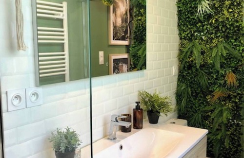 Brive-la-Gaillarde Apartment | Studio Jungle Air-conditioned - Rated 3 stars
