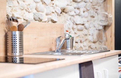 Saint-Antoine-l'Abbaye Apartment | Studio L'Échappée du Chapeau Rouge