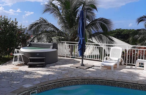 Saint-Pierre Apartment | Studio l'Amélie, pool & jacuzzi, sea view, quiet location. Habitation Perle Créole