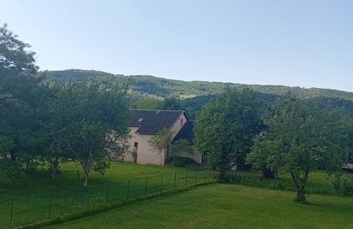 Saint-Come-d'Olt Apartment | Studio "La Clématite d'Olt" with Private Terrace and Wi-Fi