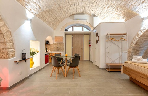Ostuni House | Studio 'La Pizzicata' with Wi-Fi and Air Conditioning