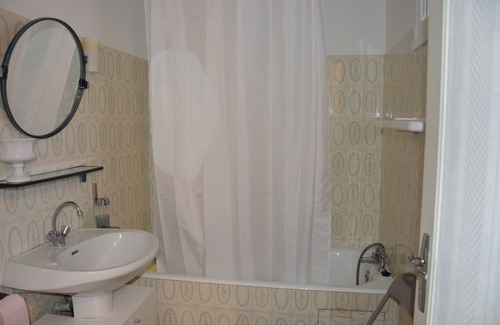 Bagneres-de-Bigorre Apartment | Studio Les Thermes de Jeanne * Ground floor in town