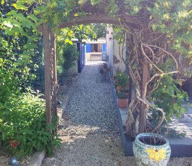 Allauch Apartment | Studio les Iris climatisé, entre mer et collines, classé meublé de tourisme 2 étoiles