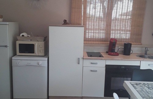 Vias Apartment | Studio Les Tourterelles 2kms from the beach in a residential area