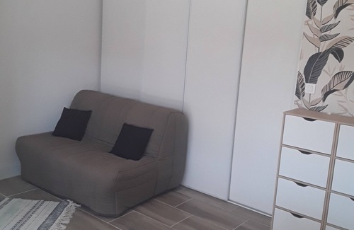 Vias Apartment | Studio Les Tourterelles 2kms from the beach in a residential area