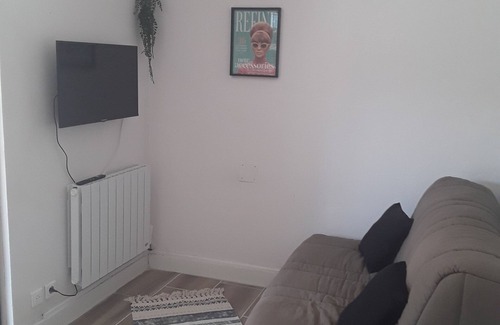 Vias Apartment | Studio Les Tourterelles 2kms from the beach in a residential area