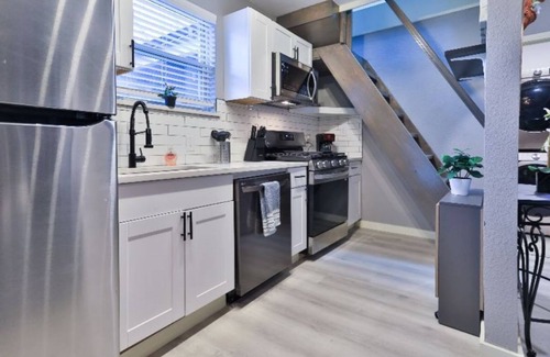 Central Arlington Apartment | Studio Loft 1br/1ba Hot Tub Hideaway, Hot Tub, Firepit, Deck, Outdoor Dining