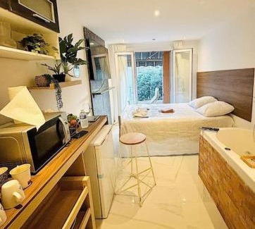 4th Arrondissement Apartment | Studio Love Jacuzzi