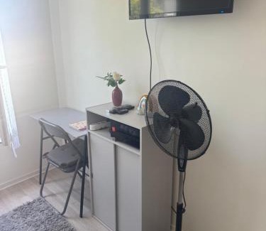 Antony Apartment | Studio lumineux avec WiFi gratuit Centre Antony, accès rapide Paris & Orly