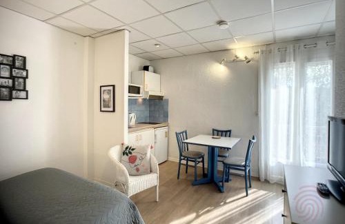 Lamalou-les-Bains Apartment | Studio lumineux avec balcon à 50m des Thermes - Animaux acceptés, Wifi, options confort disponibles - FR-1-451-176