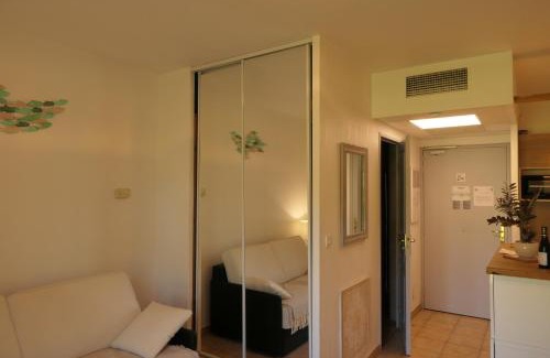 Mouans-Sartoux Apartment | Studio meublé face au golf