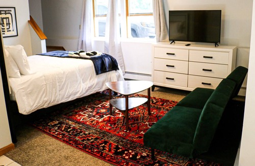Beverly Apartment | ♥Studio Minutes to Salem,Beach+Train to Boston!♥
