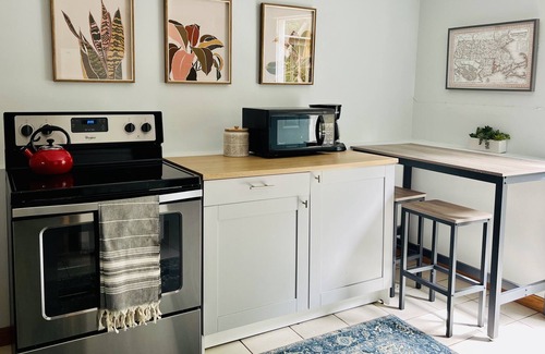 Beverly Apartment | ♥Studio Minutes to Salem,Beach+Train to Boston!♥