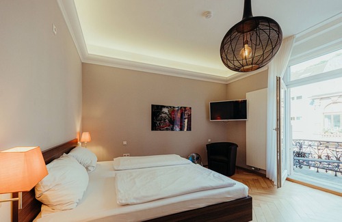Weststadt House | Studio mit Balkon und Eigener Voll Ausgestatteter Kochnische